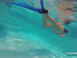 Överlägsen brunett samtal flicka godis swims underwater