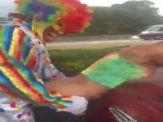 Gibby den clownen fucks jasamine banker utanför i broad daylight