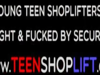 Nhỏ thiếu niên shoplifter bắt qua một bảo vệ và có đến trả