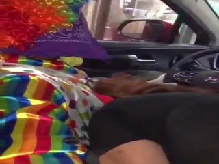 Clown wird stechen gesaugt während ordering nahrung