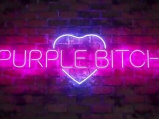 Cosplay dukra turi pirmas x įvertinti klipas su a ventiliatorius iki purple gatvė mergaitė