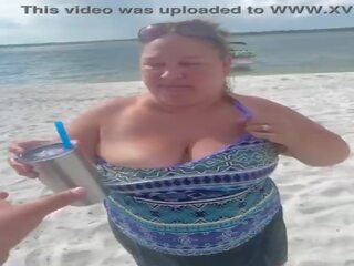 Slutty bbw duca žena utripa ji velika prsi na a javno plaža