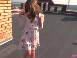 Attractive studentská na the roof randy výstřik a psí souložit - venkovní