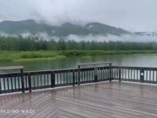 Knulling ved en privat innsjø i alaska