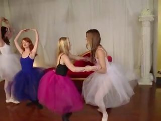 Merginos gone laukinis - jaunas ballet dancers eiti rogue apie jų pakvaišęs instructor