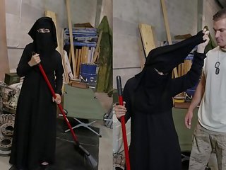Tour з дупка - мусульманин жінка sweeping підлога отримує noticed по збуджена американка солдат
