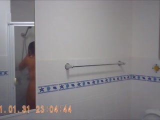 Mažutė į dušas