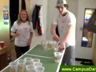 Dricka spel som petting vid en studentrummet