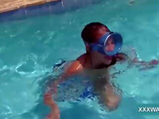 Началник брюнетка повикване момиче бонбони swims подводен