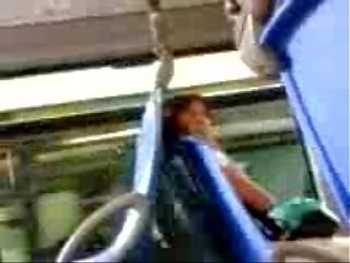 Biedrs mirgo līdz aizraujoši sieviete uz the autobuss