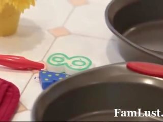 Marota jovem enteada fode passo pai enquanto mãe cooks - famlust.com