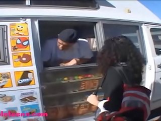 Gullibleteens.com icecream camion adolescenta prietena plin de sine negru păr