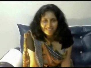 Desi อินเดีย ที่รัก การปอก ใน saree บน เว็บแคม แสดง bigtits