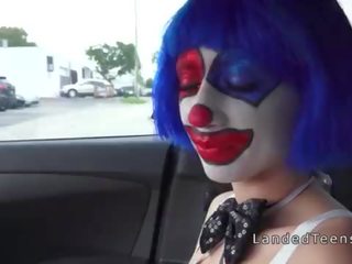 Clown teenager lutschen riesig pecker im die auto