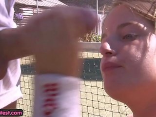 Szemérmetlen amatőr pár baszás tovább egy tenisz bíróság