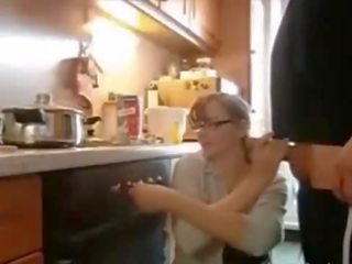 Drzé manželka s taký úžasné kozy jebanie na kuchyňa