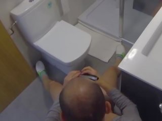 Knull hård i den badrum medan han shaves hans kuk. spion kamera fönstertittare iv031