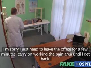 Фалшив болница g място масаж получава началник брюнетка пациент мокри