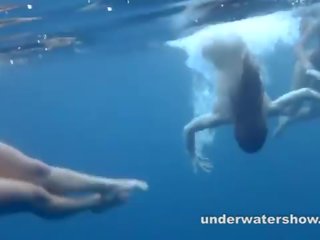 3 kanak-kanak perempuan pelucutan dalam yang laut